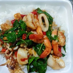 ข้าวราดทะเลผัดใบโหรพา