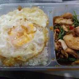 ข้าวกะเพราไก่ไข่ดาว