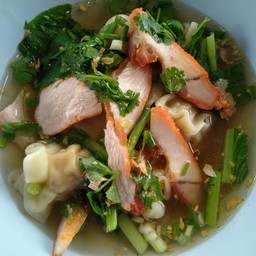 เกี๊ยวน้ำหมูแดง