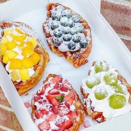 ครอฟเฟิลเนยสด + ผลไม้สด (ผลไม้ตามฤดูกาล) + น้ำผึ้ง