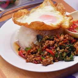 ข้าวกะเพราหมูสับไข่ดาว