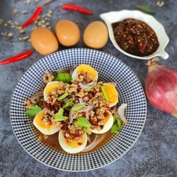 ยำไข่ต้มน้ำพริกเผาหมูสับ