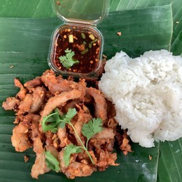 ข้าวเหนียวหมูทอดกระเทียม