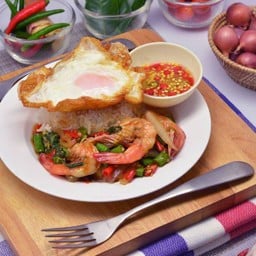 ข้าวกะเพรากุ้งไข่ดาว