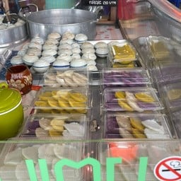 ขนมถ้วยทองหล่อ  หน้าหมู่บ้านชลลดาสุวรรณภูมิ