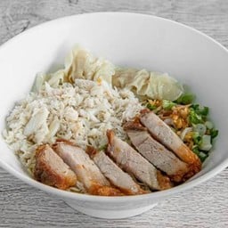 บะหมี่ เกี๊ยว ปู หมูกรอบ น้ำ (ธรรมดา)