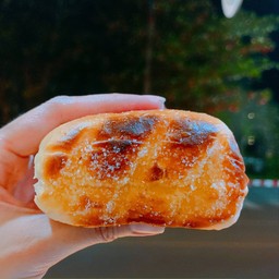 ขนมปังไส้เนยน้ำตาล