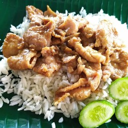 กะเทียมหมูนุ่มราดข้าว