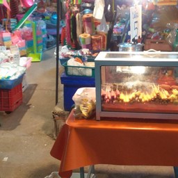 ลูกชิ้นทอดยืนรอ ตลาดบ้านเหนือ