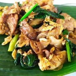 เส้นใหญ่ผัดซีอิ้ว