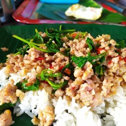 กะเพราหมูสับราดข้าว