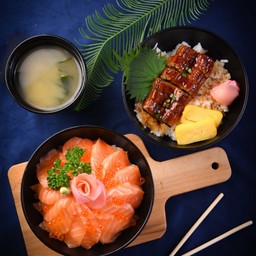 เซ็ท D (ข้าวหน้าแซลมอนดิบ 1 ข้าวหน้าปลาไหล 1 แถมมิโซะ 2 ถุง)