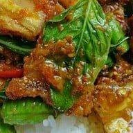 ข้าวราดผัดพริกแกงหมูกรอบ
