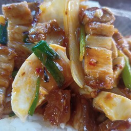 หมูกรอบผัดไข่เค็ม ราดข้าว