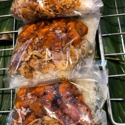 ข้าวเหนียว หน้าไก่ผัด+ หอมเจียว