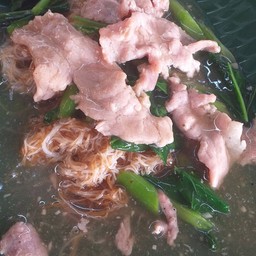 เส้นหมี่ ราดหน้า