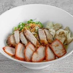บะหมี่ เกี๊ยว หมูแดง หมูกรอบ น้ำ (พิเศษ)
