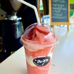 สตรอเบอร์รี่โยเกิร์ต