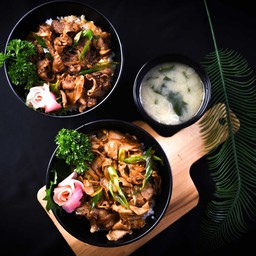 เซ็ท C (ข้าวหน้าเนื้อซีอิ้ว 1 ข้าวหน้าเนื้อยากินิกุ 1 แถมมิโซะ2 ถุง)