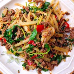 ข้าวกะเพราเนื้อสับหน่อไม้