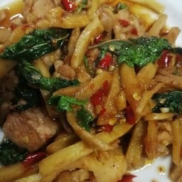 กระเพราหน่อไม้เหลือง