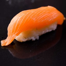 ซูชิ แซลมอน (ทานดิบ)