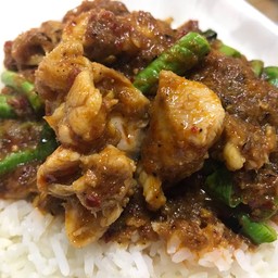 ข้าวผัดพริกแกงไก่