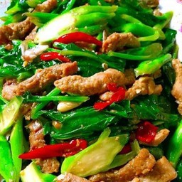 ผัดคะน้าหมูแดดทอดราดข้าว