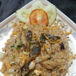 ข้าวผัดปลาทูผัดพริกแห้ง