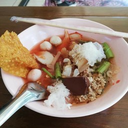 ก๋วยเตี๋ยวลูกชิ้นปลาน้องภุช