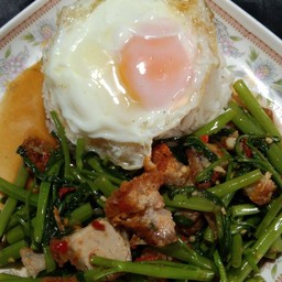 ผัดผักบุ้งราดข้าว