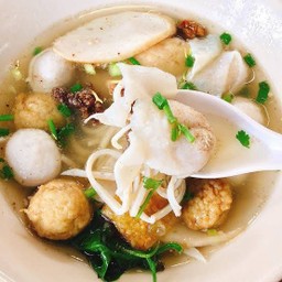 ก๋วยเตี๋ยวลูกชิ้นปลาน้ำใส