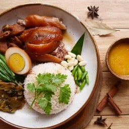 เจ๊รัตน์ ข้าวขาหมู ถ.ภูมิลักษณ์