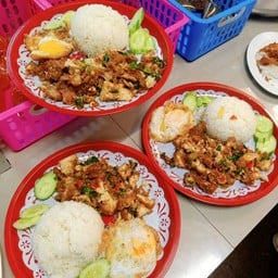 กระเพราไก่กรอบถาด 59 บาท
