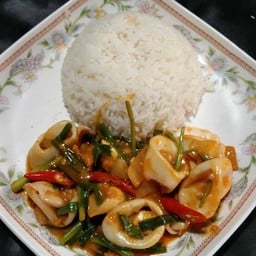 ปลาหมึกผัดไข่เค็มราดข้าว