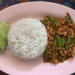 ข้าวผัดพริกแกงหมูสับ