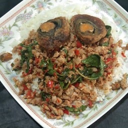 กะเพราหมูสับไข่เยียวม้าราดข้าว