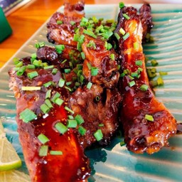 ซี่โครงย่างราดซอสมะแขว่น