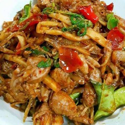 พริกแกงไก่ใส่หน่อไม้ดองราดข้าว