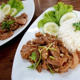 ข้าวราดหมูชิ้นผัดกระเทียม