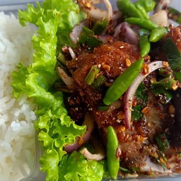 (มาเเรง) ข้าวหน้าลาบหมูกรอบสุดเเซ่บ