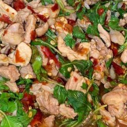 กระเพาหมูชิ้นราดข้าว