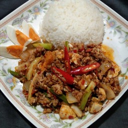 ผัดพริกเผาหมูสับไข่เค็ม