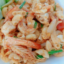 มักกะโรนีผัดซอสกุ้งสด