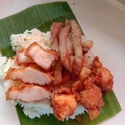ข้าวเหนียวหมูทอด+หมูกรอบ+ไก่ทอด