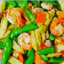 ผัดผักรวม ราดข้าว