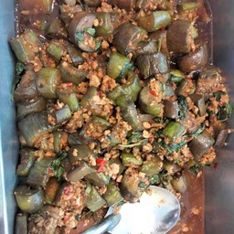 ผัดพริกแกงหมูกรอบลูกเหรียง