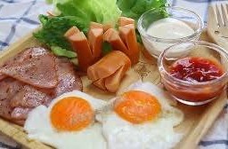 ชุดอาหารเช้า ไส้กรอก ไข่ดาว แฮม ขนมปัง