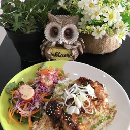 ข้างไก่ย่างเทอริยากิ เสิรฟพร้อมต้นหอมญี่ปุ่น