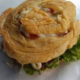 โรตีเบอร์เกอร์เนื้อ ไข่เยิ้ม